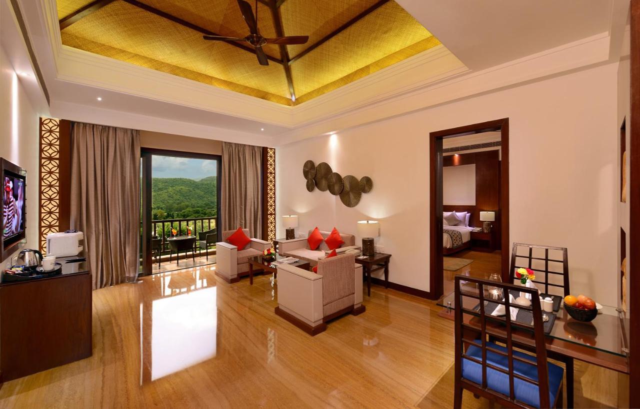 The Ananta Udaipur Hotell Exteriör bild