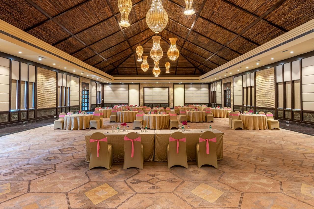 The Ananta Udaipur Hotell Exteriör bild